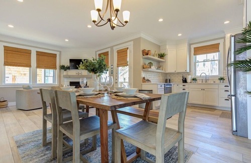Seabrook House | EASY BREEZY Cottage Seabrook WA! Dog friendly w/Hot Tub