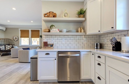 Seabrook House | EASY BREEZY Cottage Seabrook WA! Dog friendly w/Hot Tub