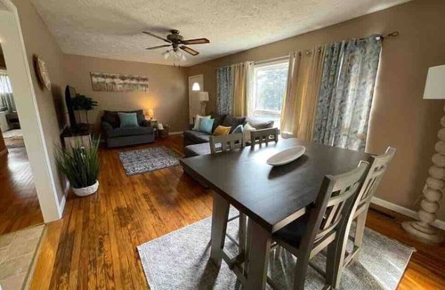 Rockwood House | Easy Checkout-Safe & Comfy 3BR-King Bed-Pets OK