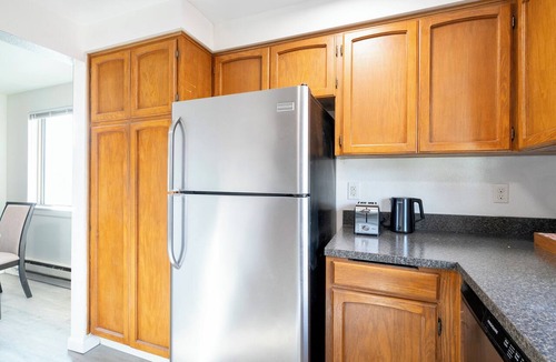 Kenmore Apartment | Easy Commute 4 beds Condo Steps from Scenic Trails