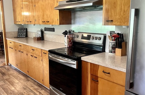 Dollar Corner House | Easy Commute /LRG Property /Hot Tub /Pet Frndly /Kid Friendly /Spacious