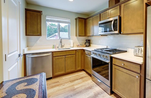 SeaTac Apartment | Easy Commuting! Modern SeaTac Unit w/Fireplace