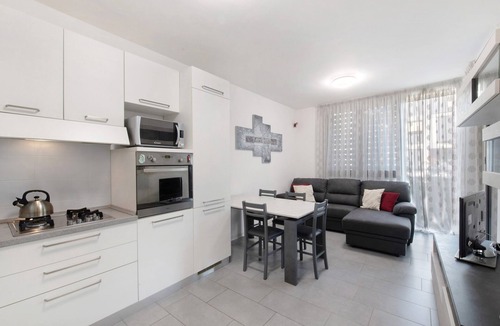 Albate Apartment | 'Easy Como Stay Apartment with Parking' – Shared Terrace, Wi-Fi & Air Conditioning
