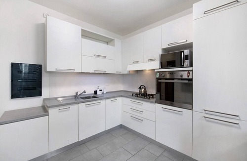 Albate Apartment | 'Easy Como Stay Apartment with Parking' – Shared Terrace, Wi-Fi & Air Conditioning