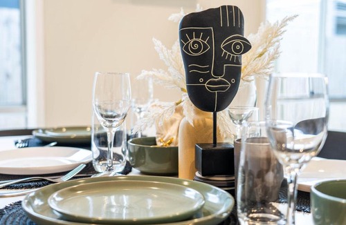 Loganlea House | Easy Days & Soft Mornings between BNE City & GC - Holiday Home