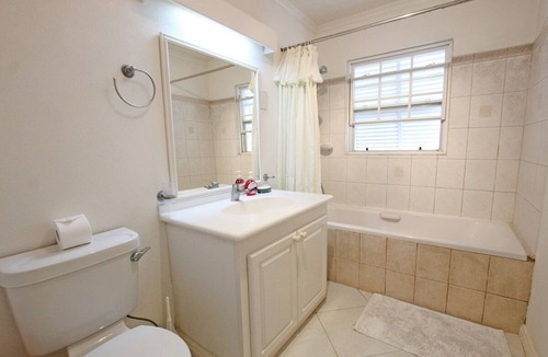 Saint Lawrence Apartment | Easy-Going Beachfront Apartment with Pool - Leith Court 11