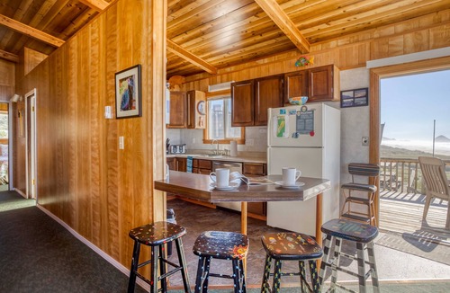 Tierra Del Mar House | Easy-Going Fun in this Five-Bedroom Oceanfront Home with Private Beach Access