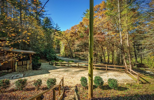 Blue Ridge Cabin | 🌲Easy Paved Access🔥Fireplace❤️Great Privacy🏞️Across River🎇NearDowntown🙂
