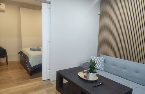Jamboree Heights Apartment | Easy Privacy Modern Stay with Ensite