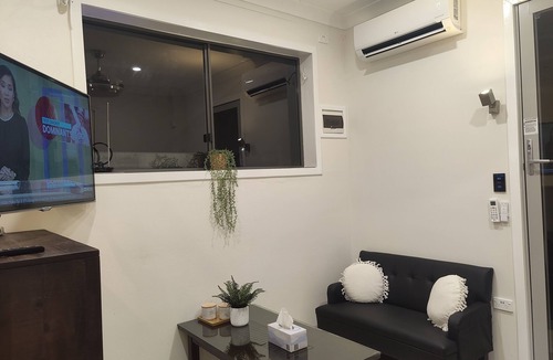 Jamboree Heights Apartment | Easy Privacy Modern Stay with Ensite