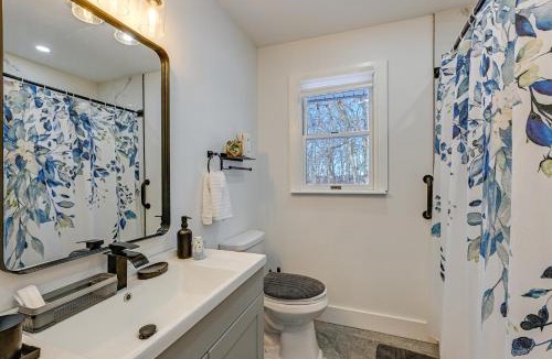 South Huntington House | Easy Transit to NYC! Sleek North Shore Hideaway