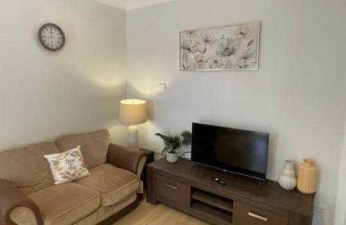 Forest Hill House | Easy Wagga Stopover, Spacious & Comfortable