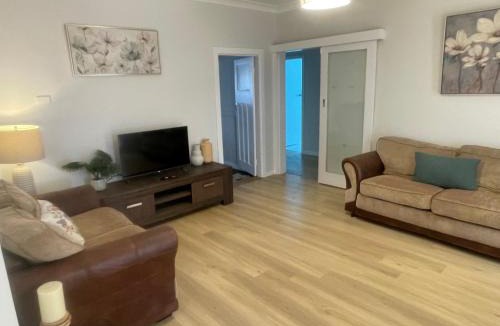 Forest Hill House | Easy Wagga Stopover, Spacious & Comfortable