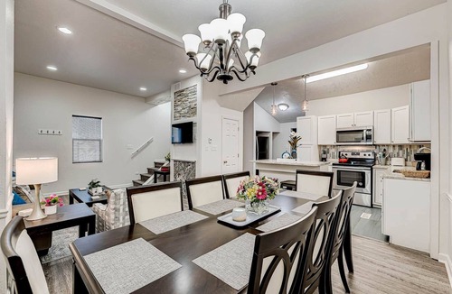 Babe Denny House | Easy Walk To LucasOil, Conv.Ctr., Gainbridge, Dwntn