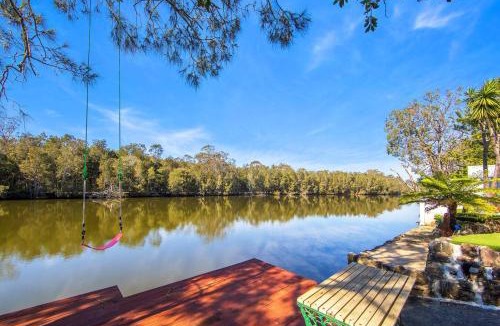 Wyong House | Easygoing Poolside Relaxation on Wyong River