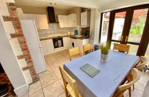Grantham Apartment | EasyRest House 1 Grantham - 6 Beds & Free Parking - Spacious & Comfy - Access to A1, Town Centre & Shops