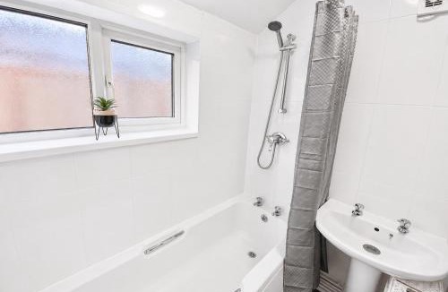 Grantham House | EasyRest House 2 Grantham - 6 Beds & Free Parking - Easy Location - Access to A1, Town Centre & Shops