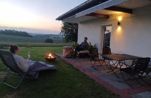 Frankenberg House | Ebenerdiges Ferienhaus auf 24000 qm mit Sauna, Weitblick & Terrassen - NaturZentral