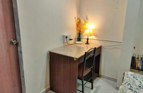 Juhu House | Ebony Room - AC, Kitchenette, Ensuite, Independent Homestay