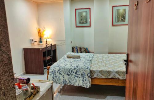 Juhu House | Ebony Room - AC, Kitchenette, Ensuite, Independent Homestay