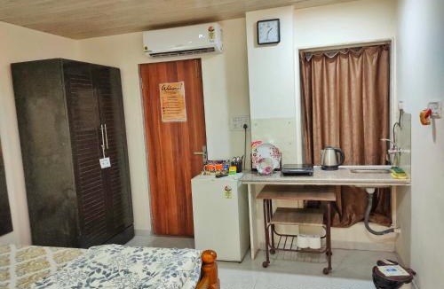 Juhu House | Ebony Room - AC, Kitchenette, Ensuite, Independent Homestay