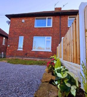 Ecclesfield House | Ecclesfield Cottage - Two Bedrooms in Sheffield near Peak District with fast Wi-Fi, off-street parking and garden