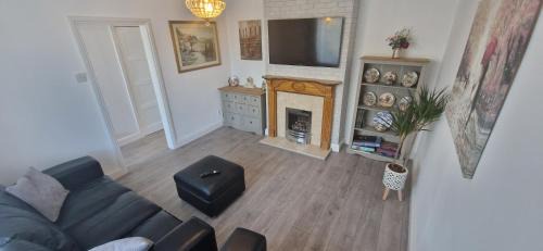 Ecclesfield House | Ecclesfield Cottage - Two Bedrooms in Sheffield near Peak District with fast Wi-Fi, off-street parking and garden