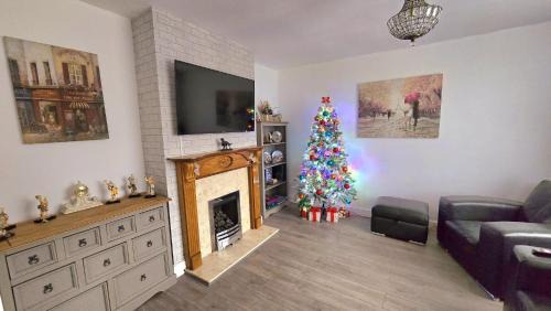 Ecclesfield House | Ecclesfield Cottage - Two Bedrooms in Sheffield near Peak District with fast Wi-Fi, off-street parking and garden