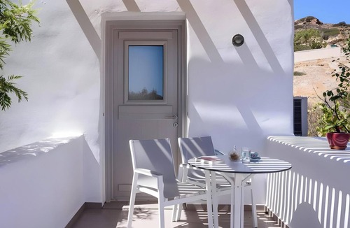 Psathi House | Echinousa Kimolos Apartment no6 with Mountain View, Wi-Fi & Air Conditioning