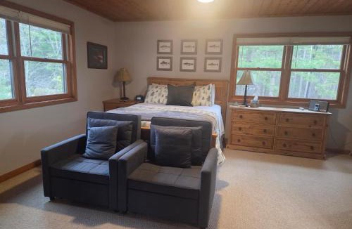 Wild Rose House | Echo's Escape on Wilson Lake