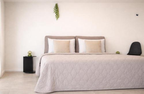 Kerem HaTeimanim Apartment | Eclectic 2BR Bauhaus by Kerem TLV