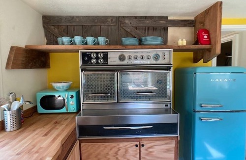 Chehalis Cabin | Eclectic cabin w/garden&hot soak tub near taproom&park. Pet Friendly!