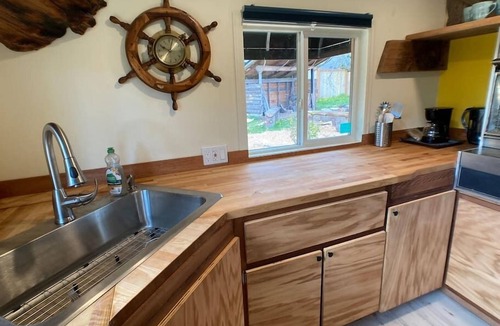 Chehalis Cabin | Eclectic cabin w/garden&hot soak tub near taproom&park. Pet Friendly!