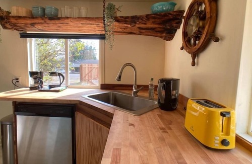 Chehalis Cabin | Eclectic cabin w/garden&hot soak tub near taproom&park. Pet Friendly!