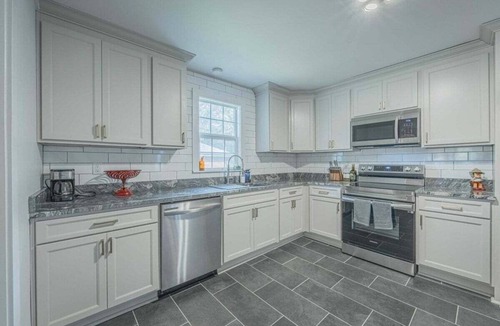 Athens House | Eclectic Inn Downtown - 2 miles to Sanford Stadium