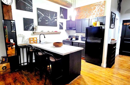 Detroit Apartment | Eclectic Loft in Historic Corktown where vibrance meets serenity – 75" TV & KING
