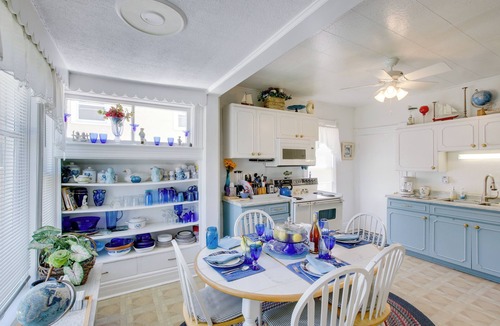 Manitowoc Apartment | Eclectic Manitowoc Vacation Rental Near Marina!