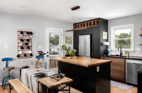 Waycroft - Woodlawn House | Eclectic Mid Century Modern 3BD/3BA with *Hot Tub*