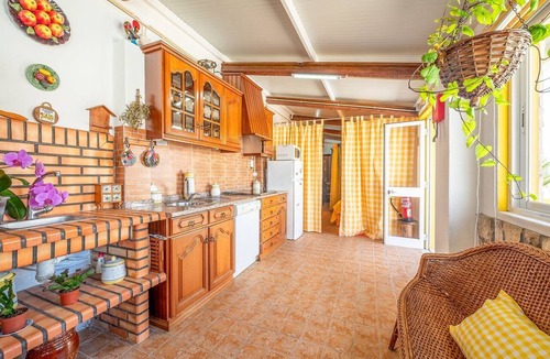 Arruda dos Vinhos Apartment | Eclectic oasis with poolside charm in Arranhó