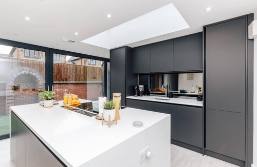 Crowmarsh Gifford House | Eclipse House: A Stylish Retreat with Luxe Interiors & Private Outdoor Space