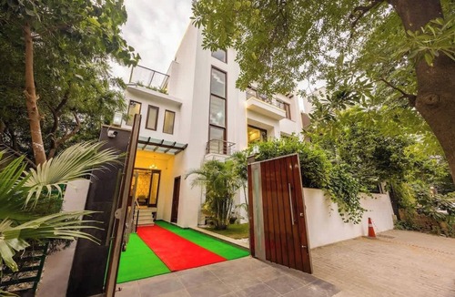 Sector 40 Apartment | Eco-chic haven in Gurgaon w/balcony