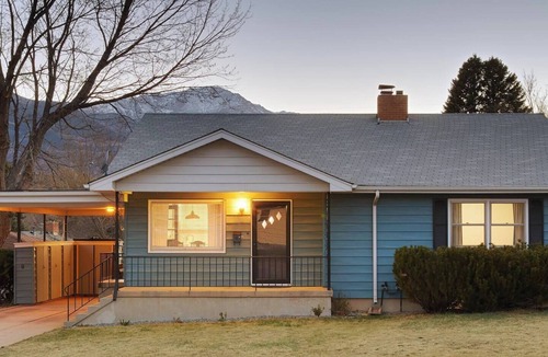 Pleasant Valley House | Eco-Friendly Mid-Century near Garden of the Gods