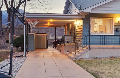 Pleasant Valley House | Eco-Friendly Mid-Century near Garden of the Gods
