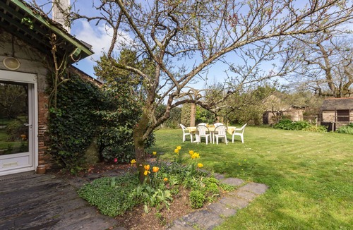 Joue-sur-Erdre Cottage | Eco-Friendly Retreat Near Vioreau Lakes, 5 Bedrooms, Fireplace, Secluded Garden, Pet-Friendly