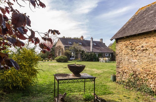 Joue-sur-Erdre Cottage | Eco-Friendly Retreat Near Vioreau Lakes, 5 Bedrooms, Fireplace, Secluded Garden, Pet-Friendly