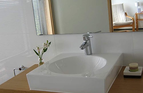 Todds Valley Cabin | Eco-Friendly Room in a Bed and Breakfast with Stunning Views in Nelson, New Zealand