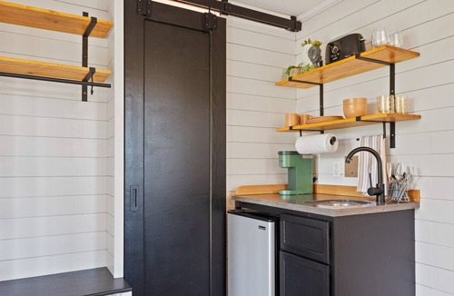 Camas Apartment | Eco Friendly Tiny Container Home Retreat