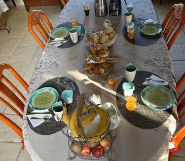 Jaunay-Marigny Bed & Breakfast | ECOLE DE MATHUNA Chambre d hotes familiale sejour calme avec piscine et jardin
