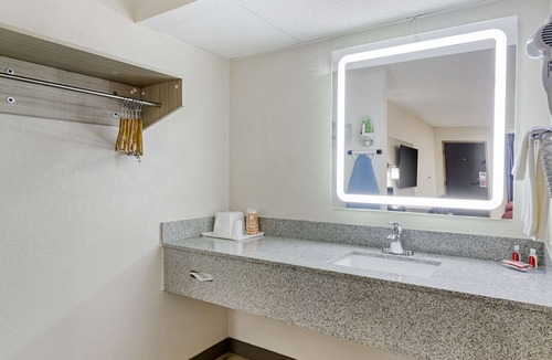 Augusta Hotel | Econo Lodge Augusta, Downtown