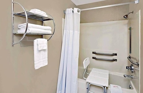 Canton Hotel | Econo Lodge Canton North